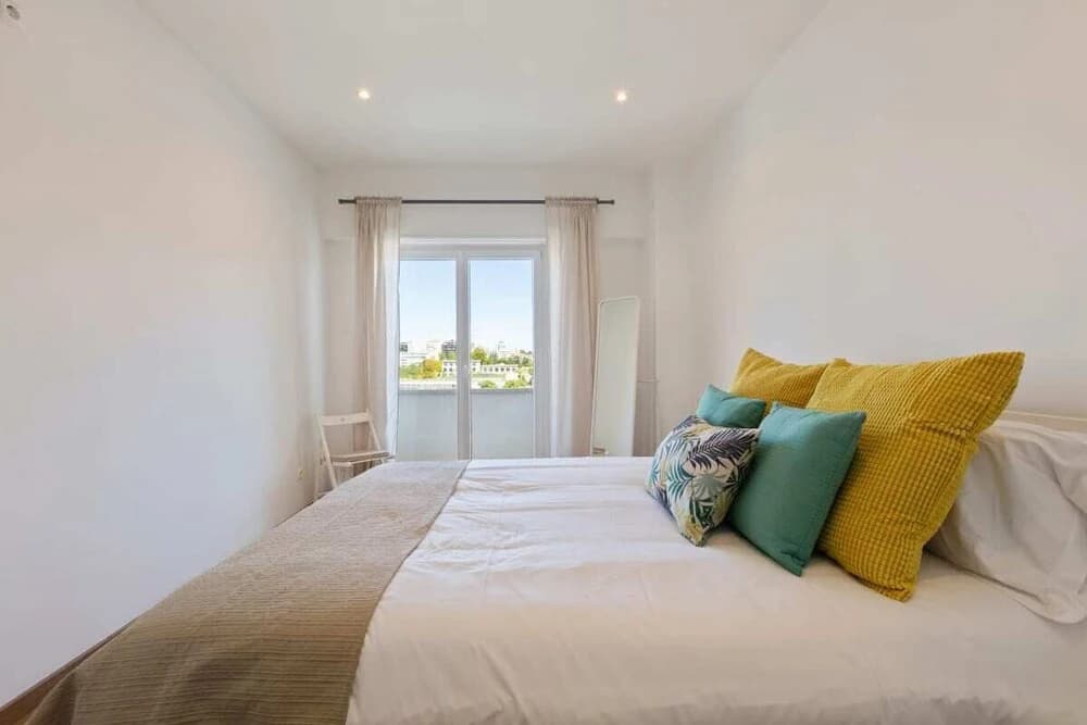 Spacious 1 Bed Apt w/Balcony, Sleeps 3 - photo 6