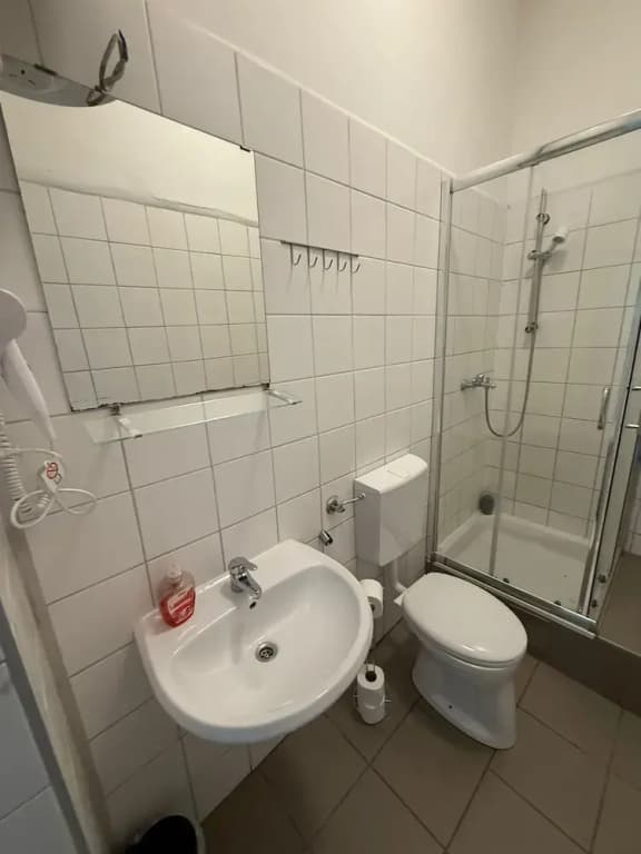 Stylish 2BR Apartment Westbahnhof Area - photo 10