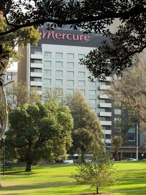 Mercure Melbourne Treasury Gardens - photo 1