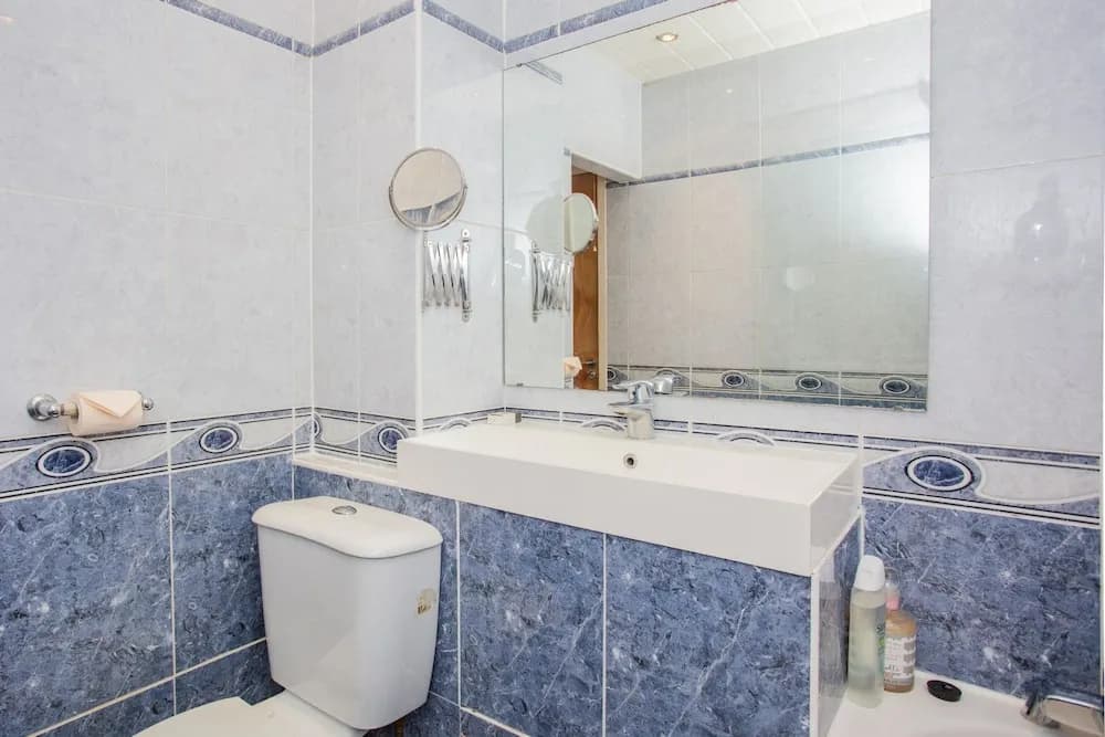 Two Bedroom Flat in Edinburgh - photo 9