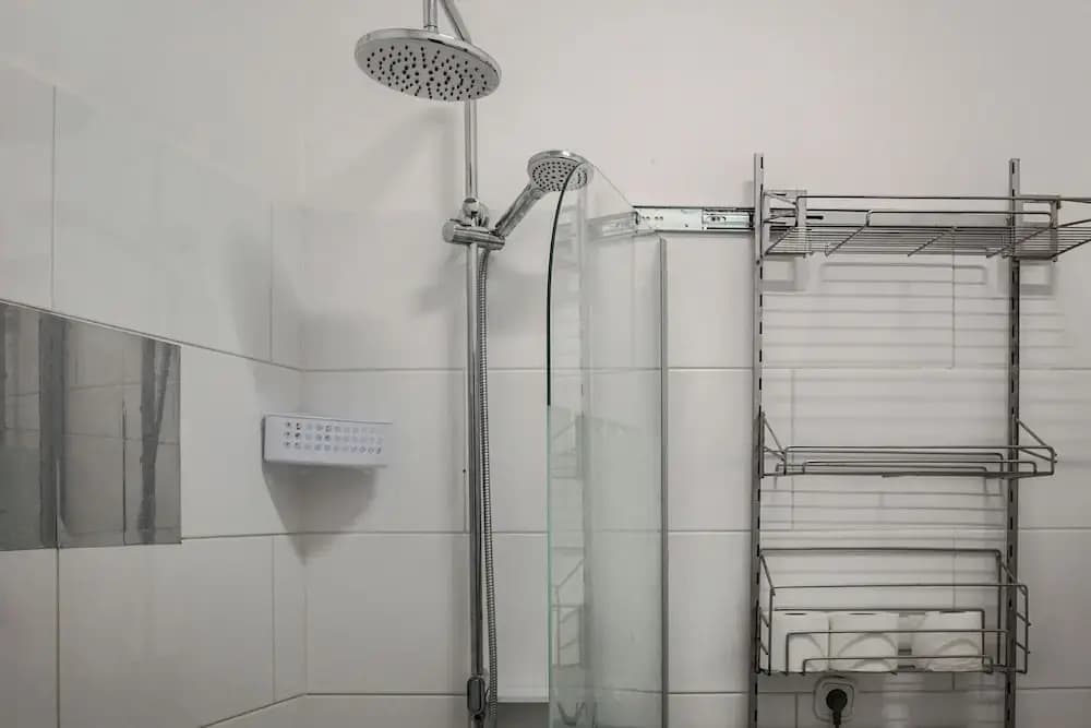 Charming 2BR Apt in Prime Location - photo 9