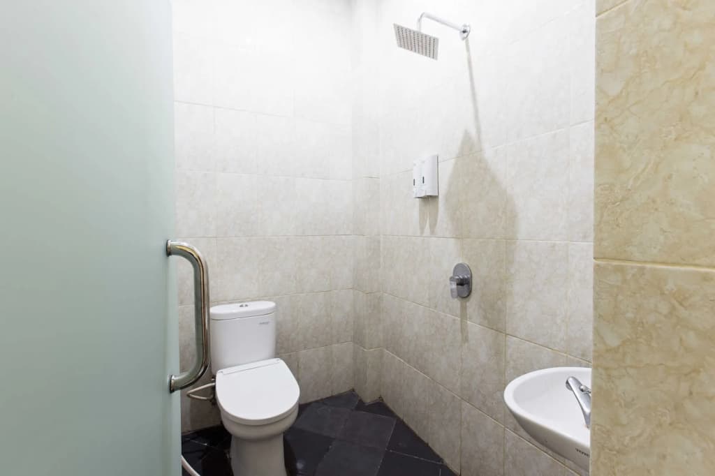 RedDoorz Plus @ Jalan Pemuda Jakarta - photo 10