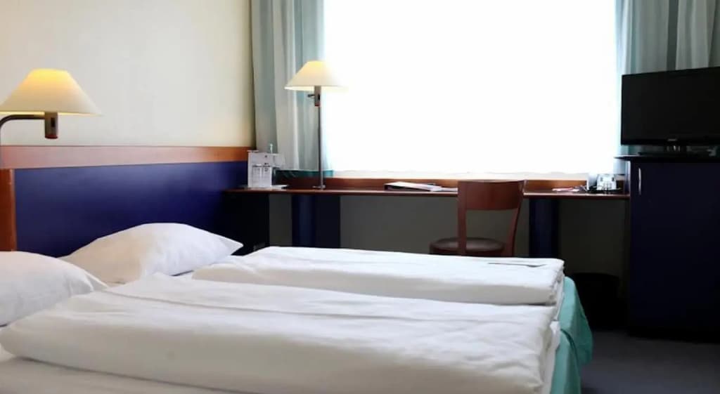 Premier Inn Berlin City Süd - photo 40