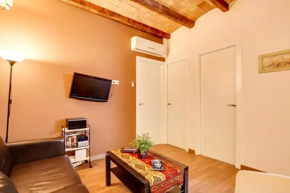 Modern 2 Bed Flat in Trendy Poble Sec - photo 2