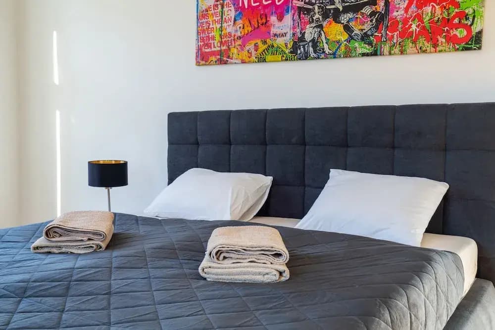 Rochus Stylish Stays - photo 1