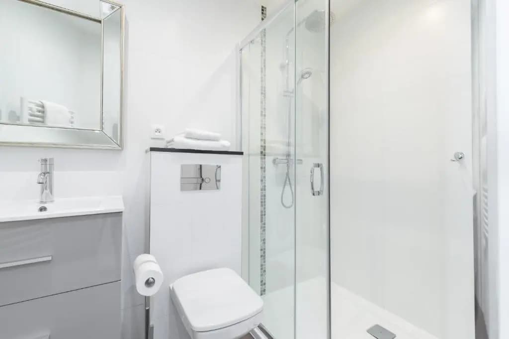 Cosy 1 Bdr Near Garibaldi Square - Top Floor & AC - photo 9