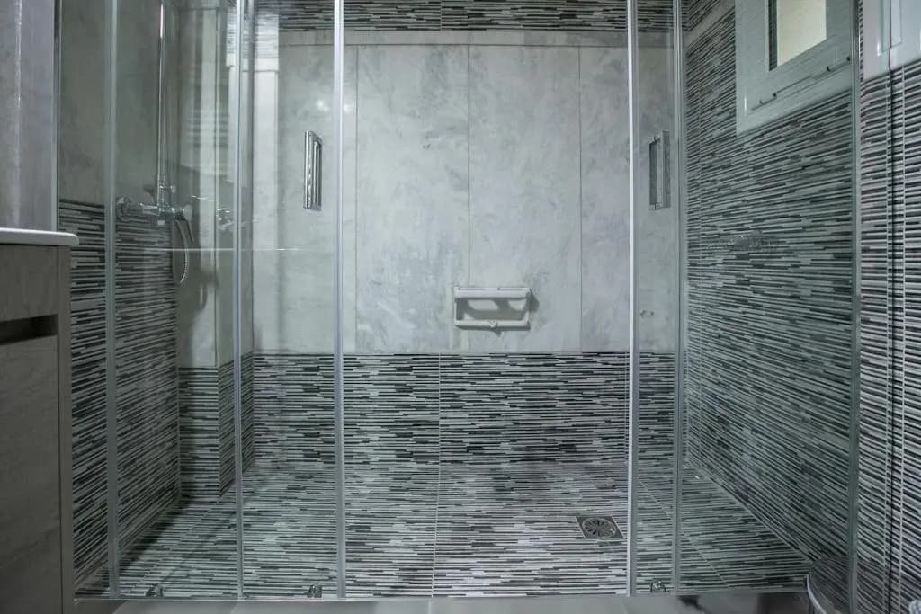 Luxurious 4 bdrm+3 bath Apt in the heart of Athens - photo 7