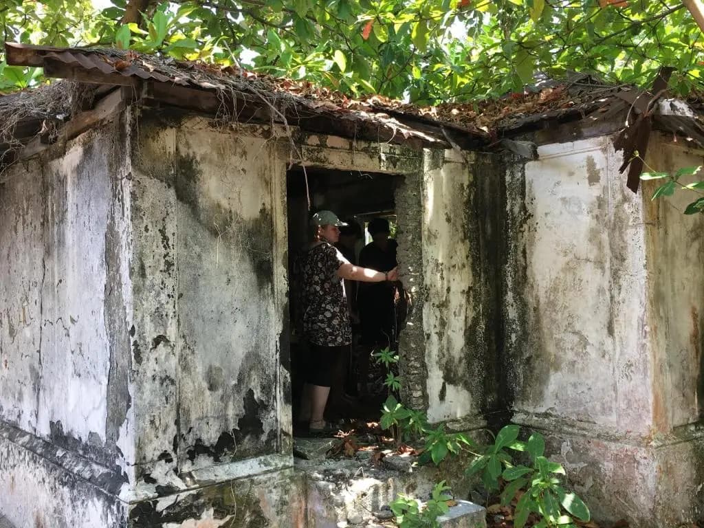 Island Host - photo 12