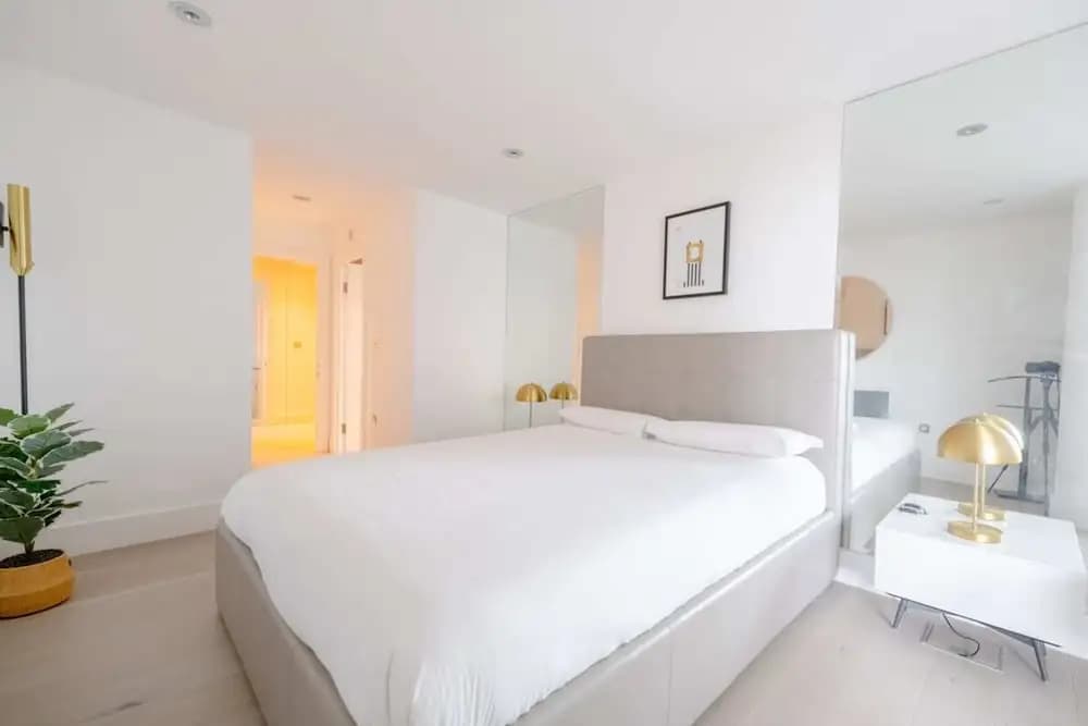 Central 2BD Flat w/ River View Balcony - Vauxhall! - photo 2