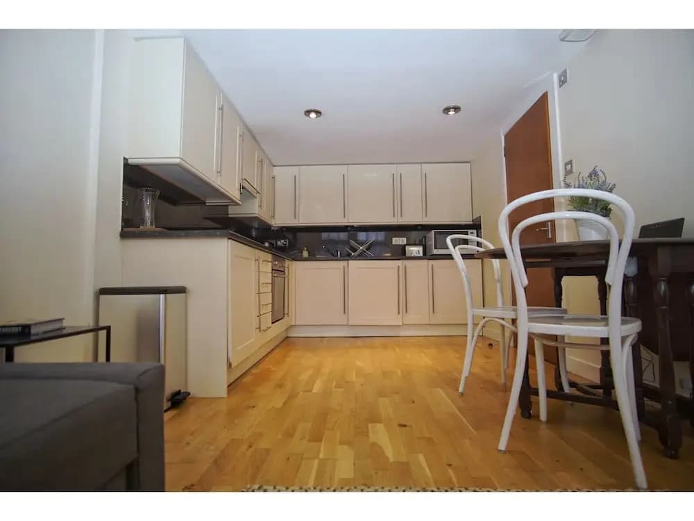 Bright, Spacious Old Town Flat for 6 - photo 13