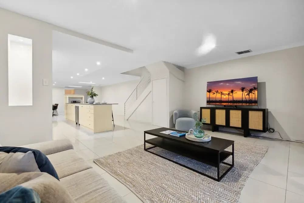 Modern 3-bed With Pool & Water Views by Beach - photo 14
