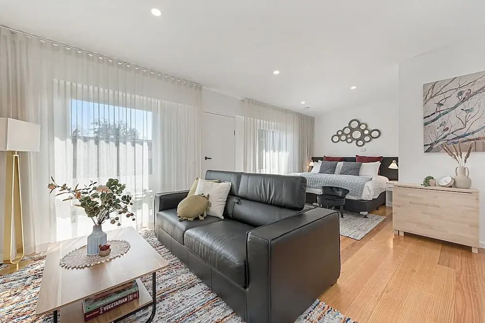 Comfy Studio With Shared Backyard Near Racecourse - photo 1