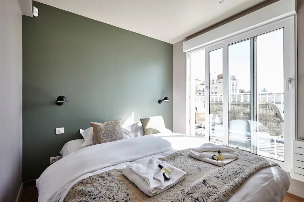 Stunning 2BR Home With Balcony in Batignolles - photo 2