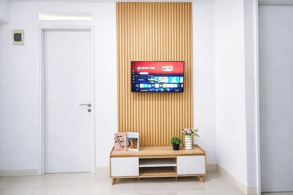 Cozy White 2Br At Bassura City Apartment - photo 10