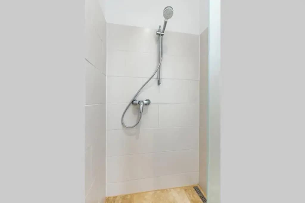 Modern apartment next to subway station - photo 9