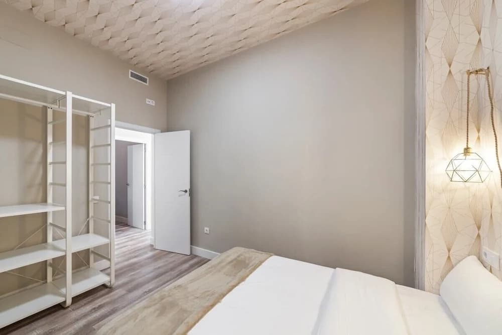 Bright & Spacious Three Bedroom Apartment in Centro - photo 6