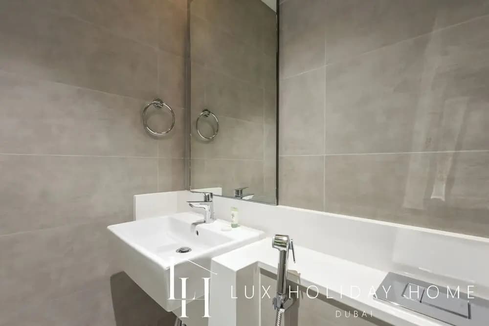 LUX | 2BR Lagoon View – District One, 10–15 min Burj Khalifa - photo 18