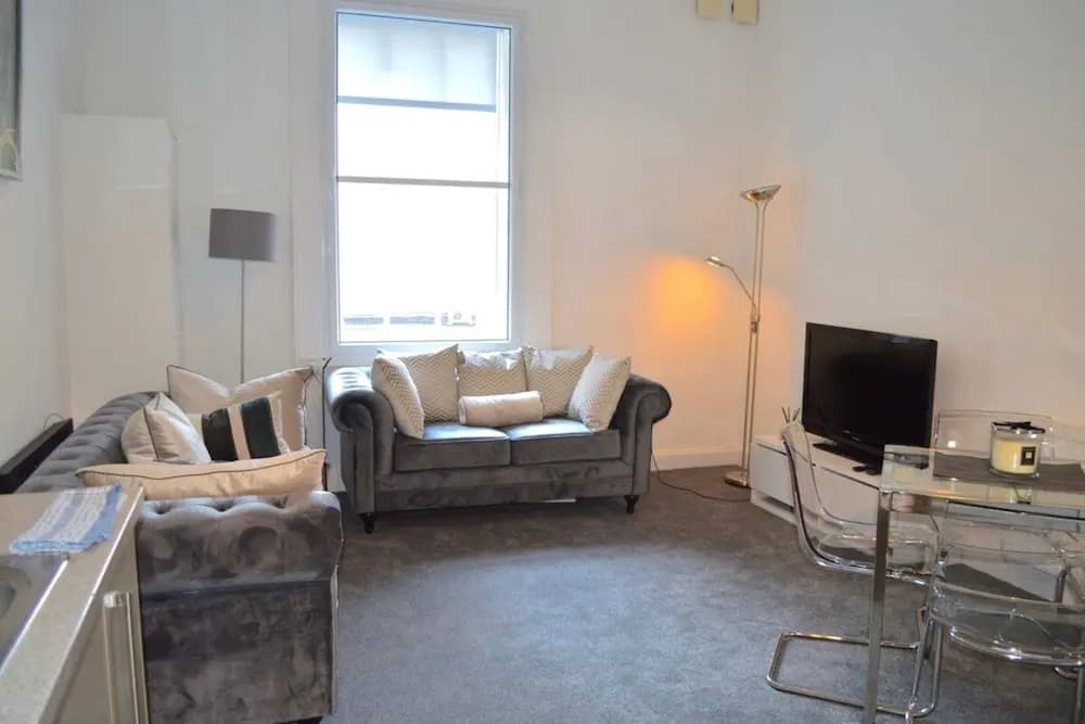 Central 3 Bedroom Flat - photo 4