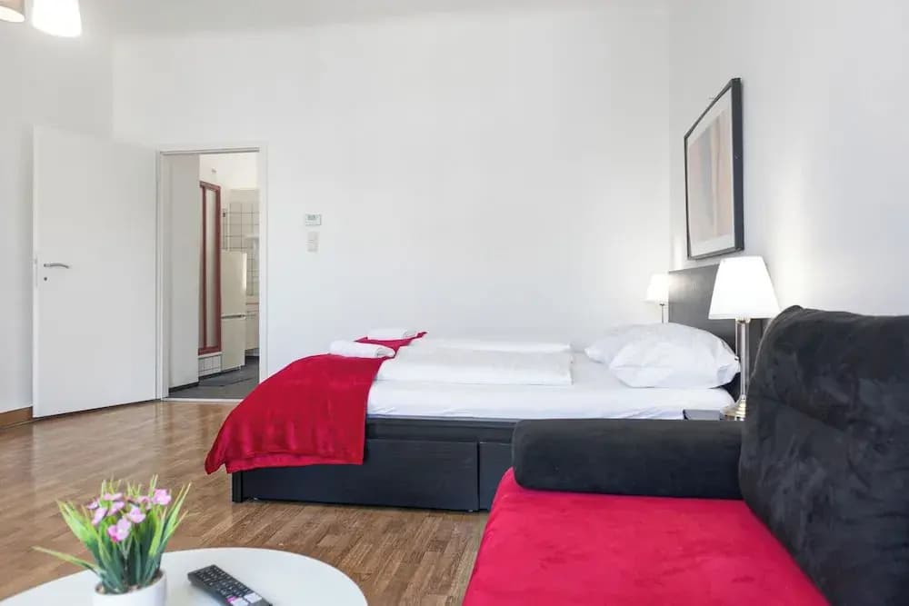 Lovely 2BR Apt Near Downtown - photo 1