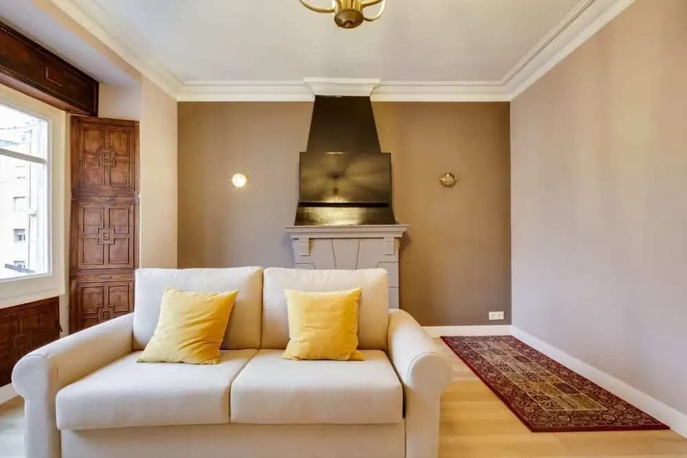 Cosy 3 Bed 2 Bath in Vibrant Eixample, Near Metro - photo 3