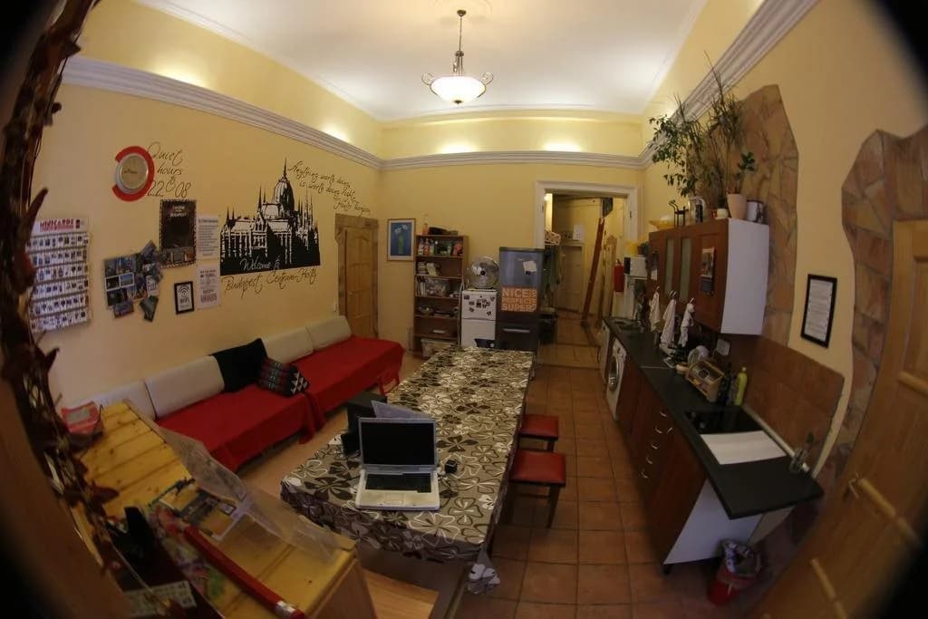 Budapest Centrum Hostel - photo 16
