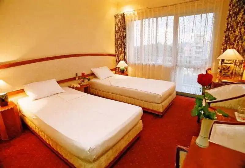 Que Huong Hotel - photo 2