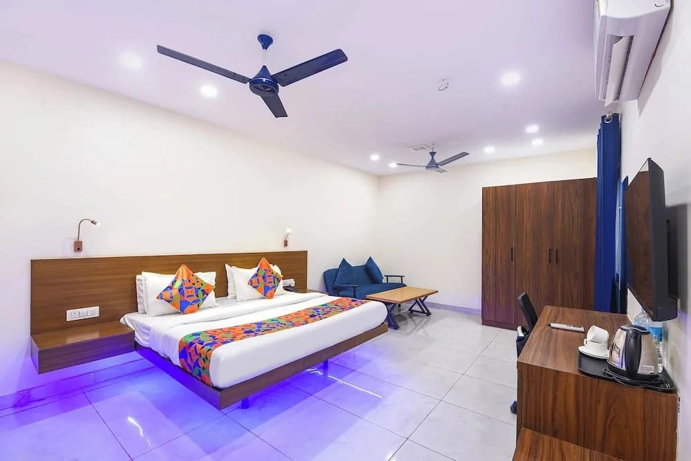 Fabhotel Celebrity Inn - photo 7