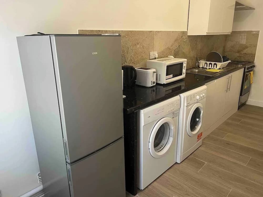 Remarkable 2-bed Apartment in Ilford, London - photo 11