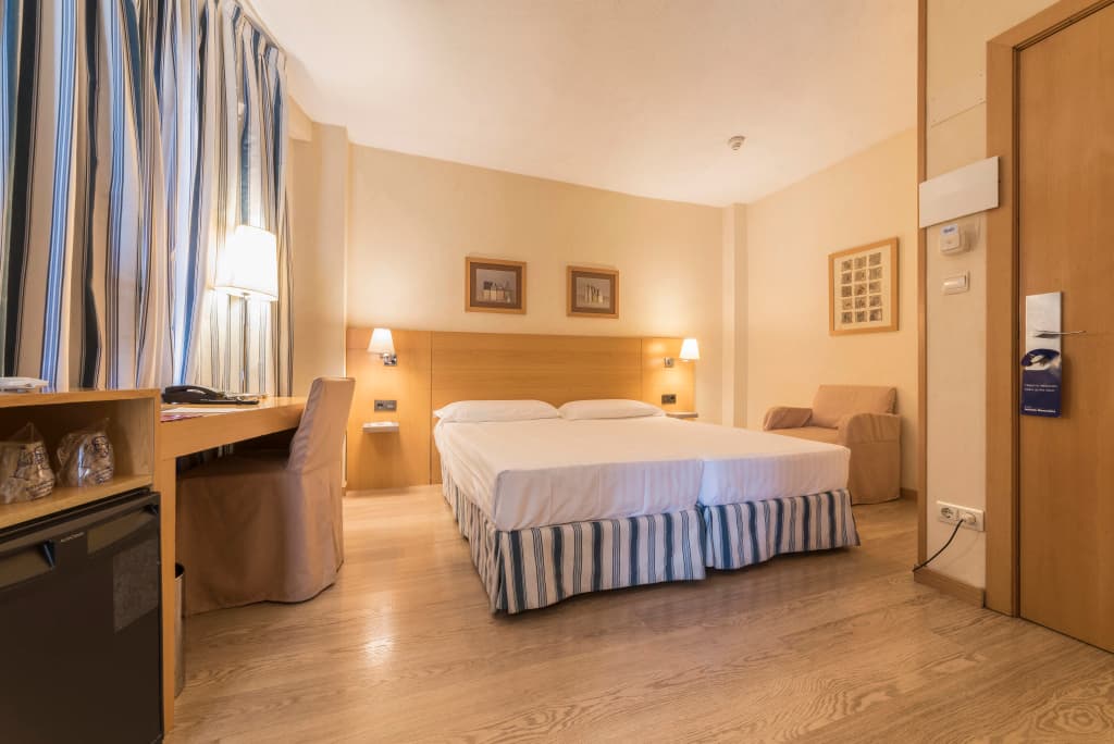Hotel Infanta Mercedes - photo 4