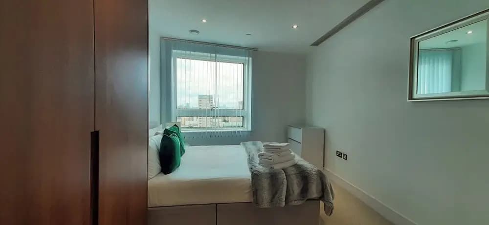 Capacious Two bed Apt in Canary Wharf - photo 1