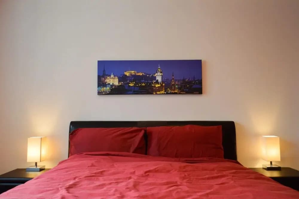 Modern 2 Bedroom Property in Central Edinburgh - photo 2