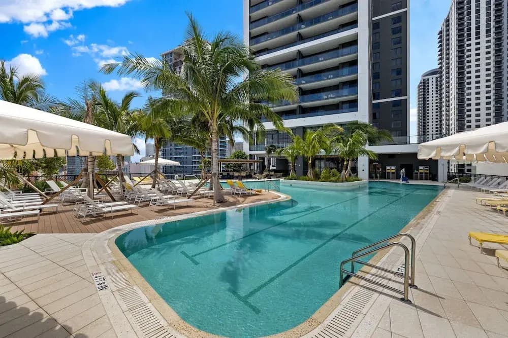 Elegant Studio with Panoramic City Views - photo 18
