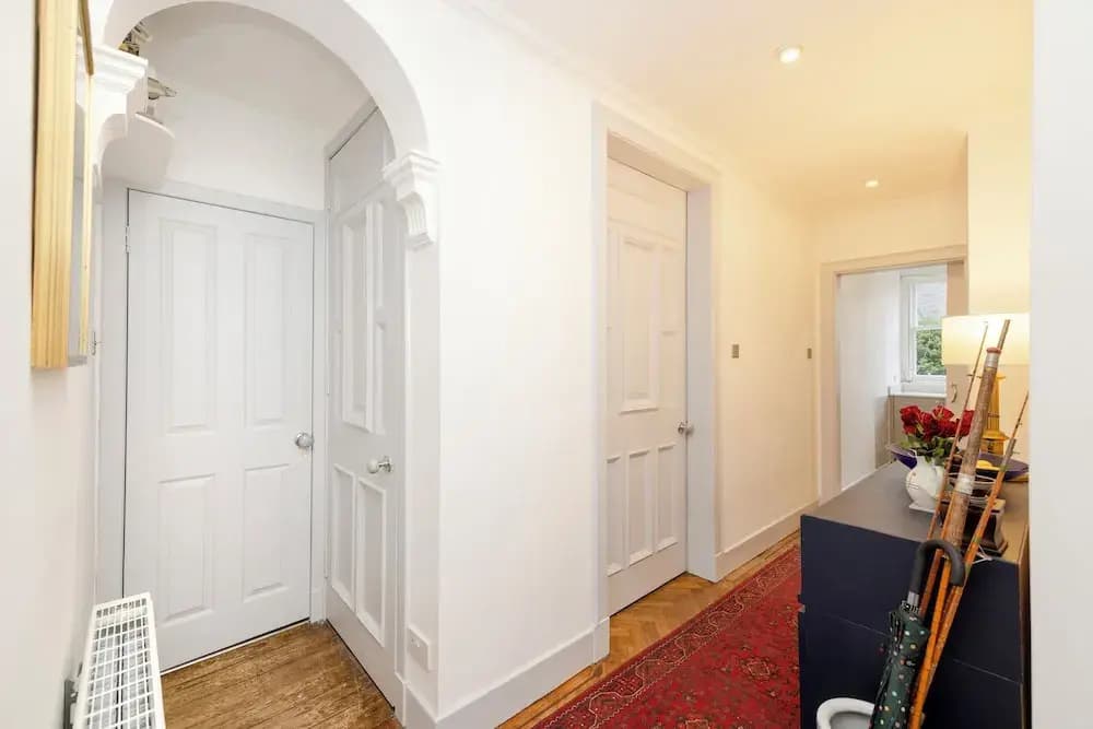 Spacious 2-Bedroom Ground Floor Flat - photo 4