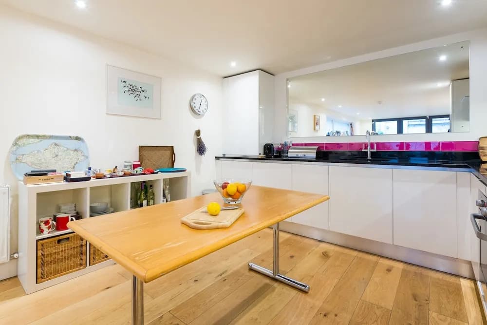 Charming Hackney Apartment with Garden - photo 13