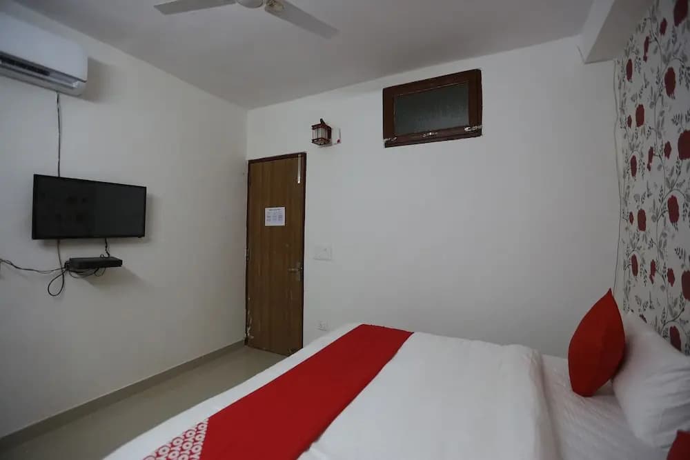 Retreat Inn by OYO Rooms - photo 10