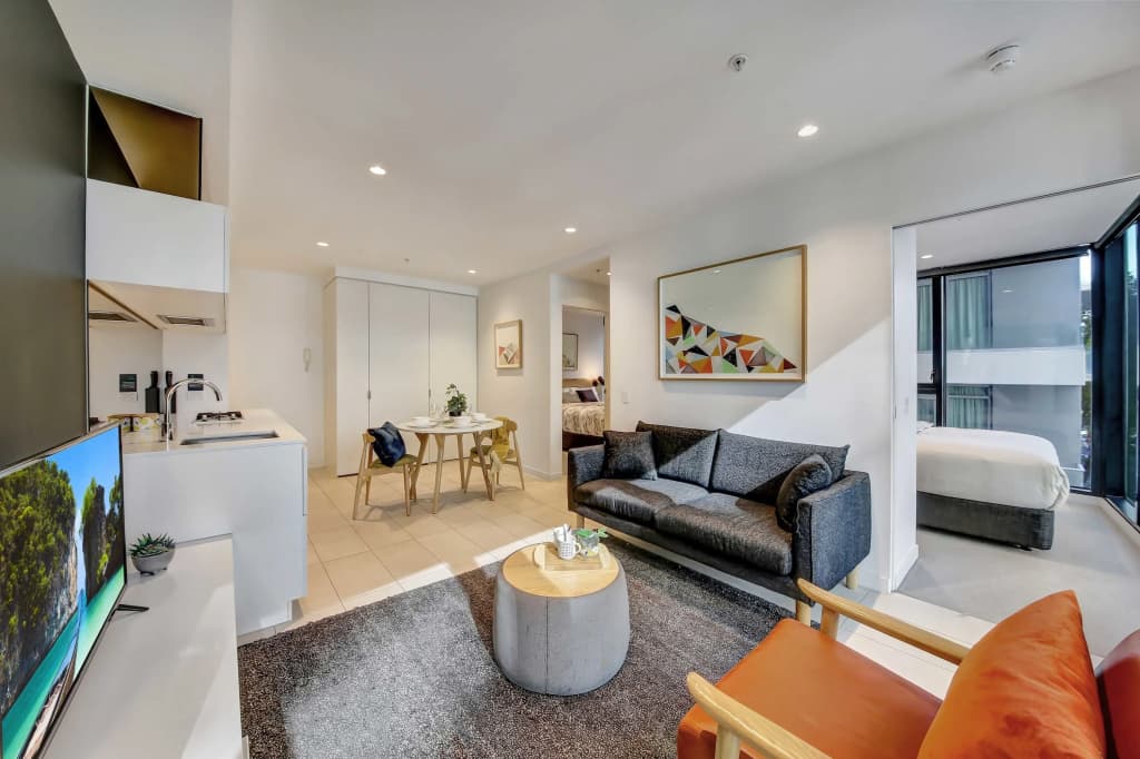 A Modern 2Br Apt Near Crown & Southern Cross - photo 5