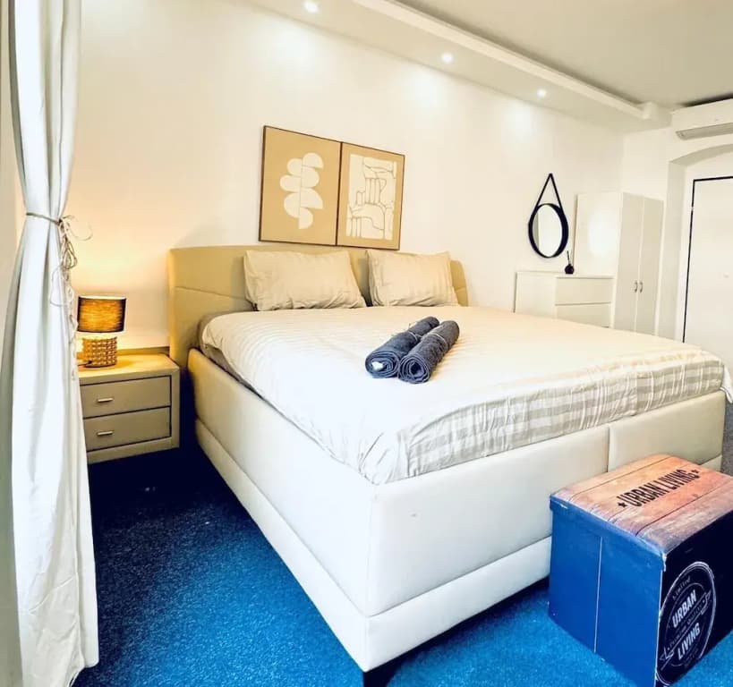 Spacious 7BR Apartment Prime Location - photo 9