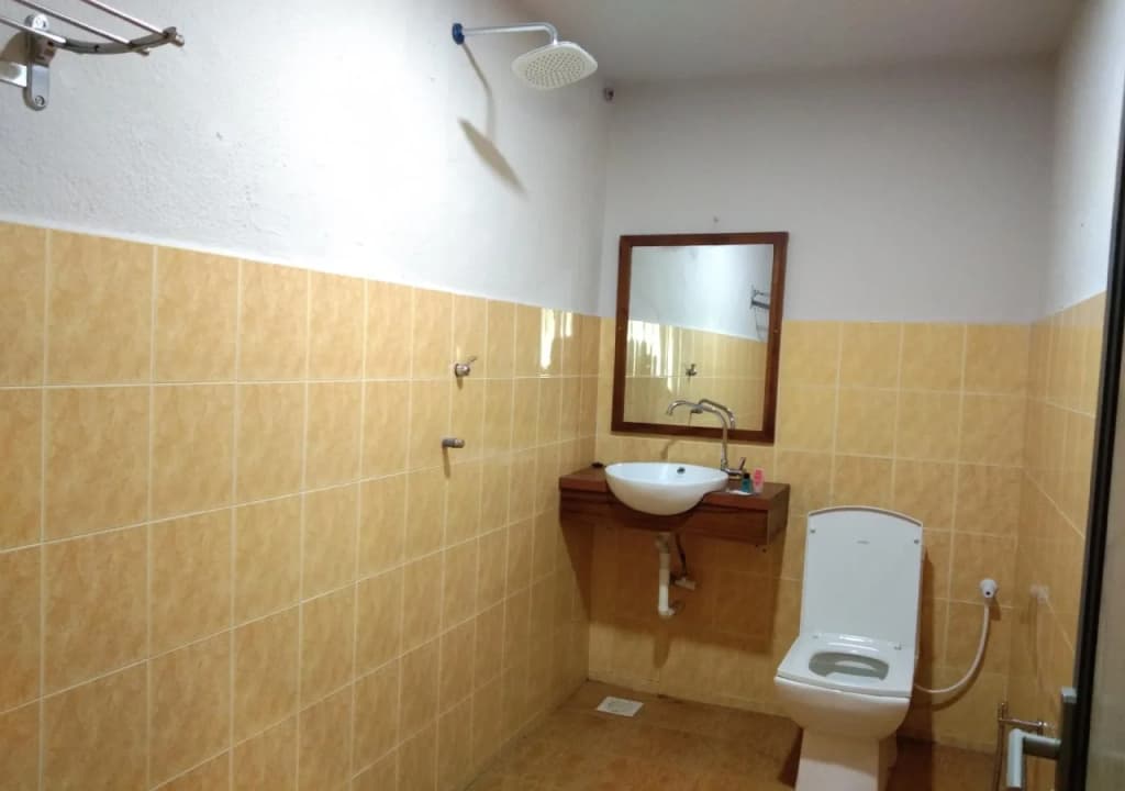 Room V @ Jalan Sultanah Near Bus Stop Batu Pahat - photo 9