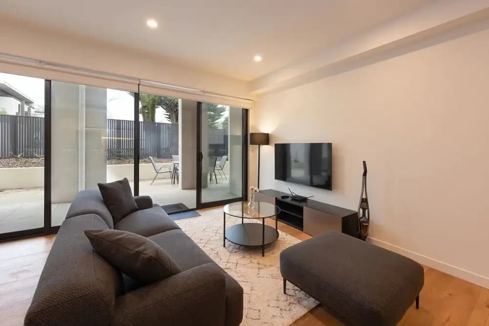 Luxe 3 Bedroom Apartment With Parking - photo 2