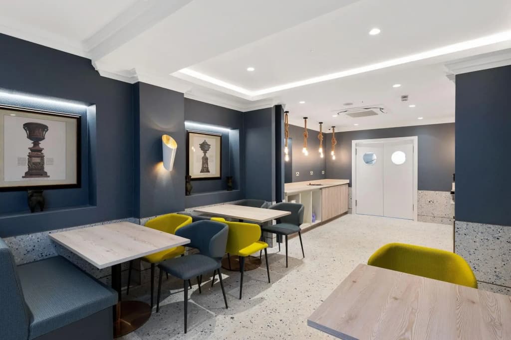 Commodore Hotel - photo 18
