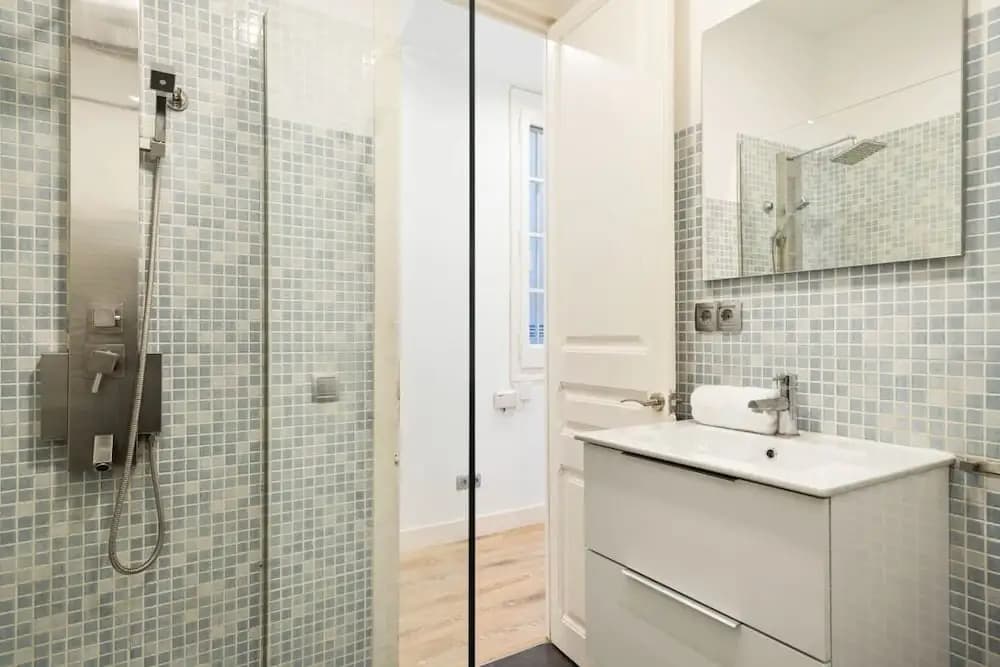 Stunning 2 Bedroom amd Bath Apartment in Eixample - photo 9