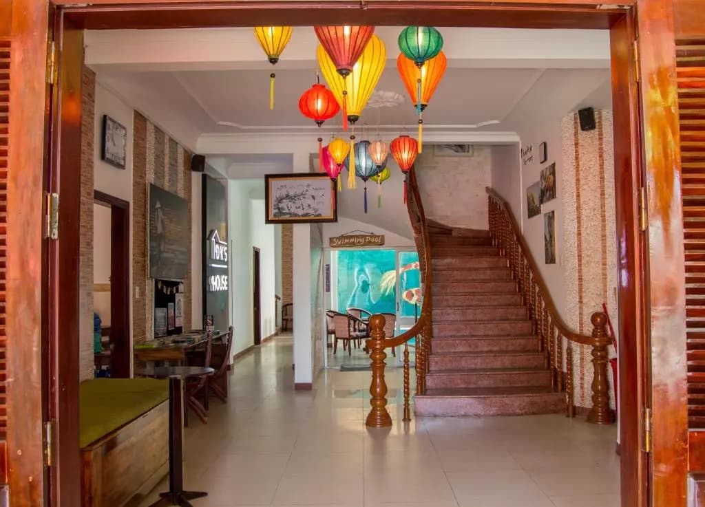 DK's Backpacker Hotel - photo 11