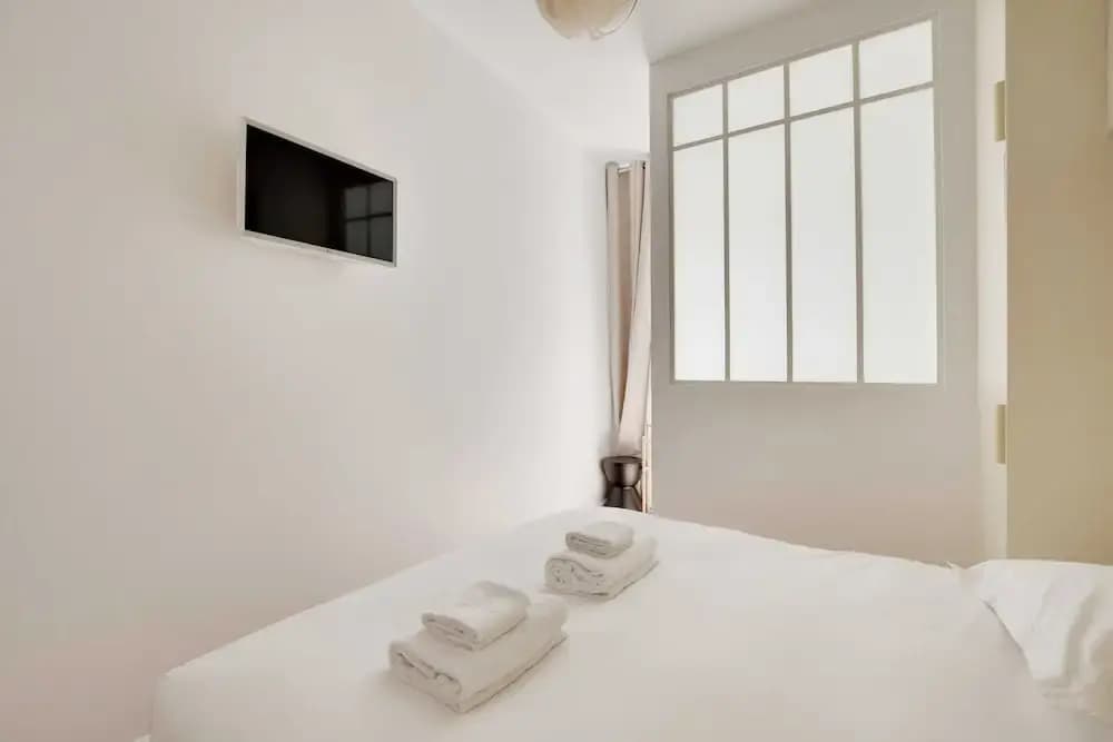 Elegant Apartment -2br/6p - Pere Lachaise - photo 2