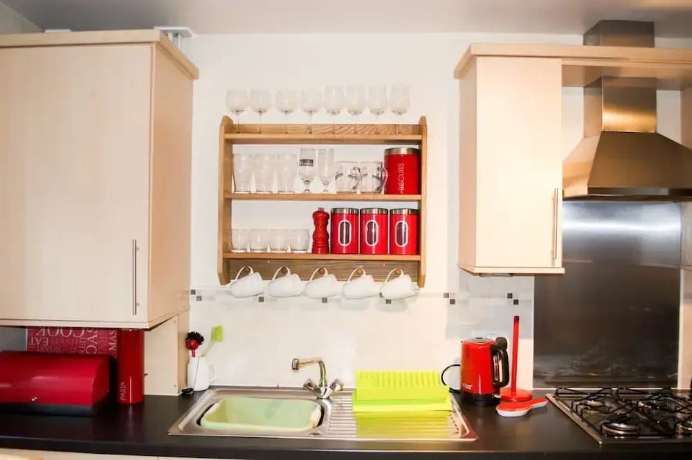 Bright 2 Bedroom Flat With Patio - photo 12