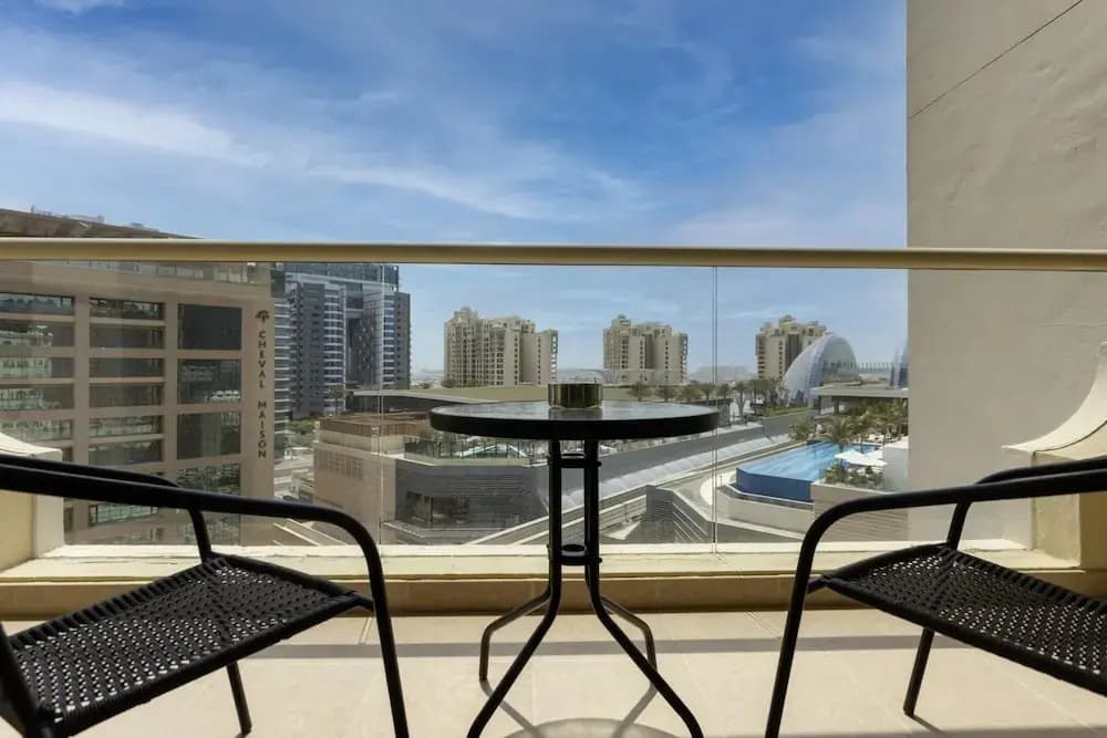 Luxe 1BR w Palm Skyline View Easy Mall Access - photo 4