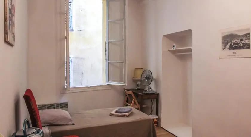 Room in apartment - Rue Droite - photo 6