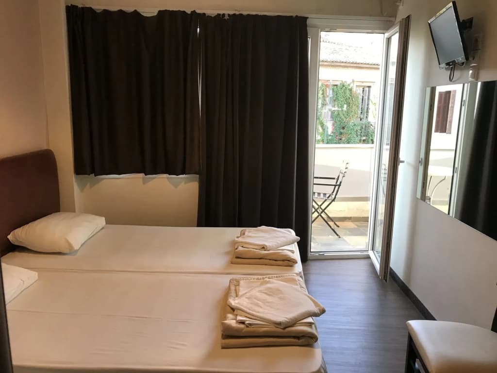 Pella Inn Hostel - photo 5