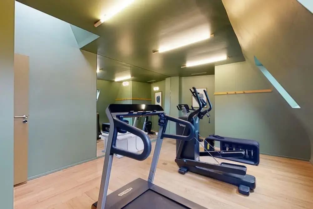 Delightful 1-bed Studio w Shared Co-working Space - photo 12