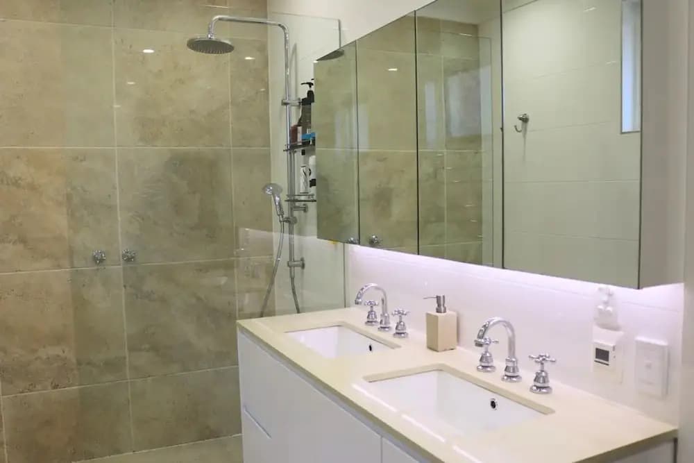 Spacious 4 Bedroom Seaside Gem - photo 9