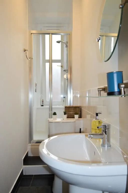 Colourful 1 Bedroom Apartment Near Edinburgh Centre - photo 10